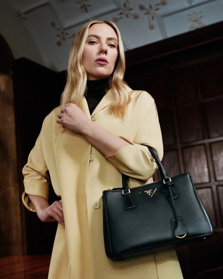 Ο Γιώργος Λάνθιμος σκηνοθετεί τη νέα καμπάνια της Prada με τη Σκάρλετ Γιόχανσον