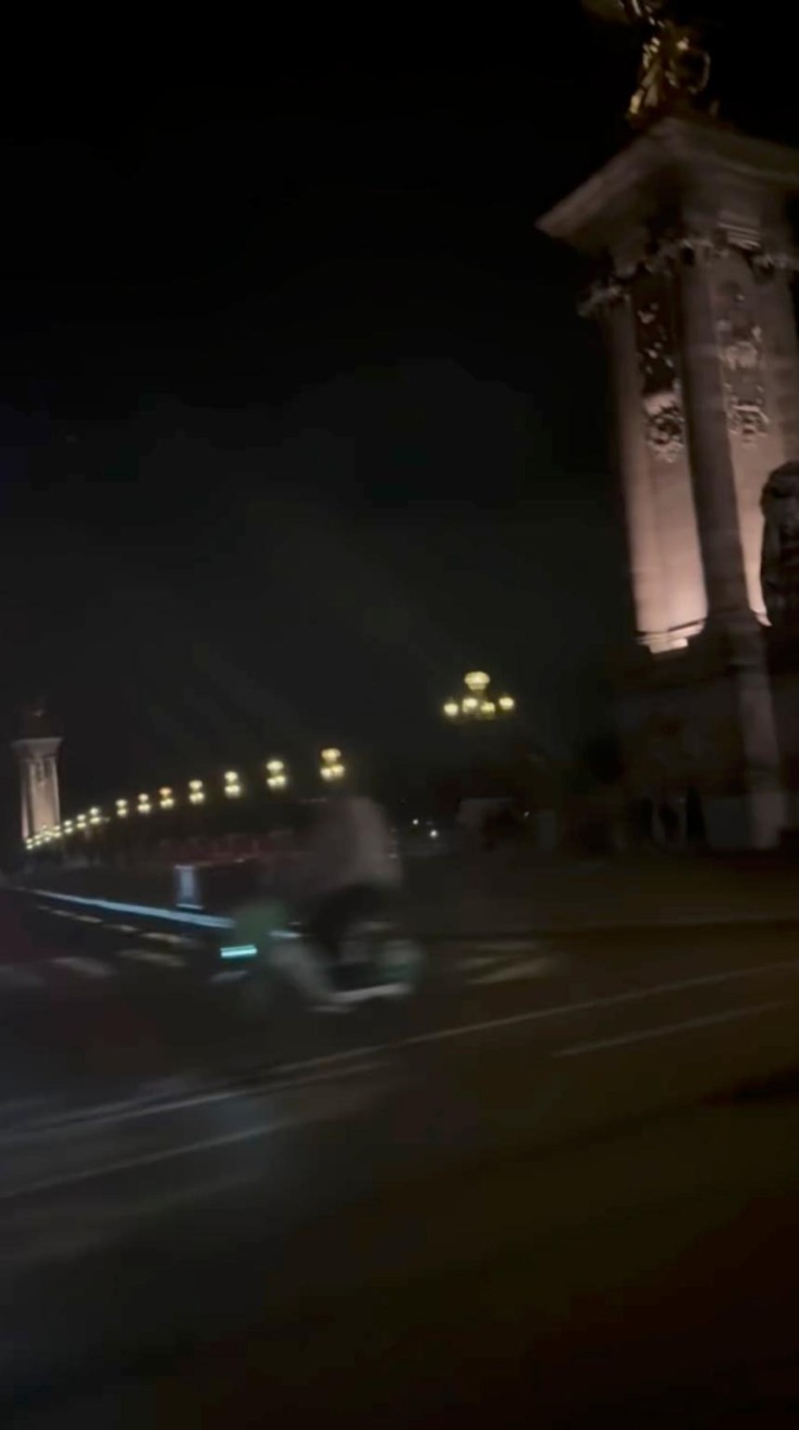 Η Μέγκαν Μαρκλ και τα πόδια της ψηλά στη λιμουζίνα - γιατί αυτό θεωρήθηκε ασεβές