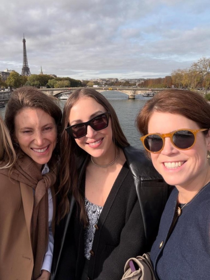 Η πριγκίπισσα Ευγενία στο Παρίσι με φόντο τον Πύργο του Άιφελ 