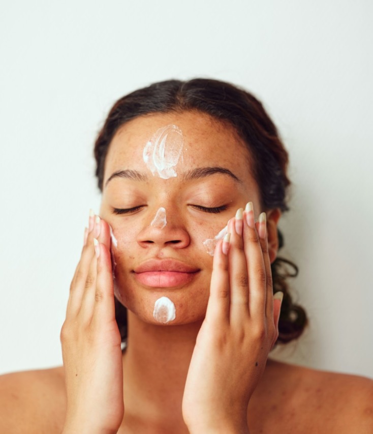 κοπέλα που βάζει κρέμα προσώπου