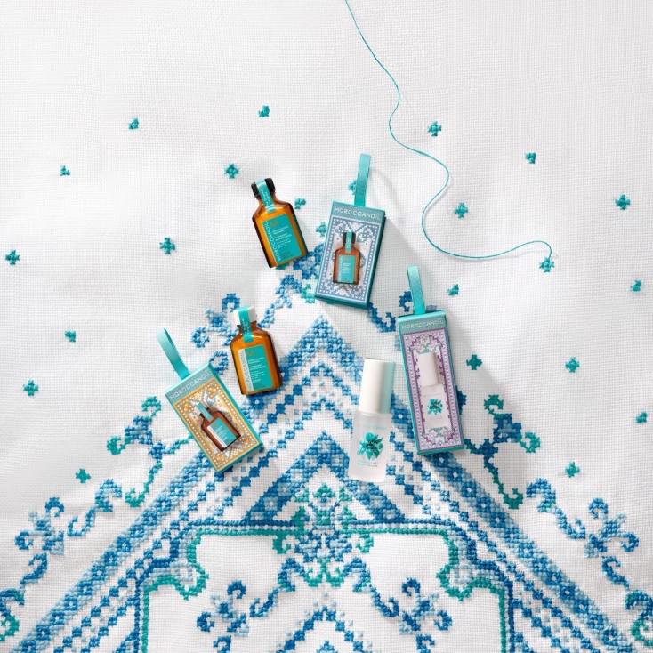 moroccanoil_holiday_kits_ornaments