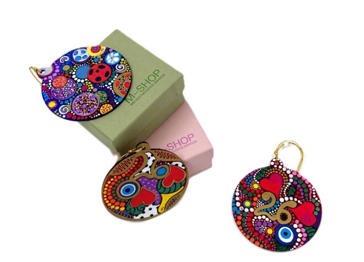 ΜΕΓΑΡΟ ΜΟΥΣΙΚΗΣ Στολίδια σε plexi ζωγραφισμένα στο χέρι, της Μαρίας Αποστόλου €25