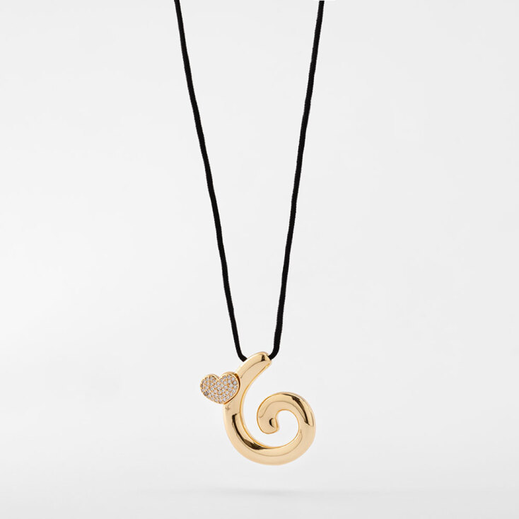 ANNA MARIA MAZARAKI Γούρι-Κολιέ 2026, μαύρο κορδόνι ορείχαλκος, κίτρινο επιχρύσωμα 18Κ, καρδιά με λευκά ζιργκόν €35