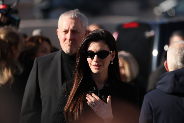 Βαλεντίνο: Σε κλίμα συγκίνησης η κηδεία του κορυφαίου Ιταλού σχεδιαστή στη Ρώμη, παρουσία της ελίτ της μόδας και του κινηματογράφου.