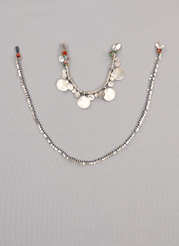 Κεραμικά κοσμήματα: η νέα έκθεση της Καρμέλας Ιατροπούλου στο Μουσείο Μπενάκη