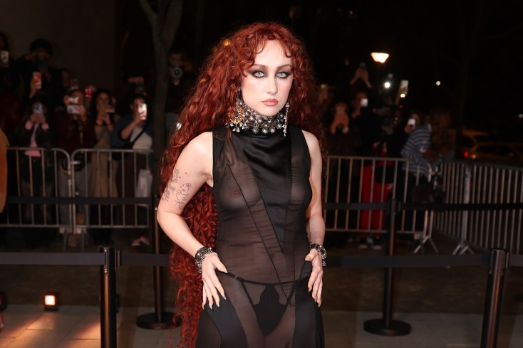 Η Τσάπελ Ρόουν στην Εβδομάδα Μόδας του Παρισιού με μια διάφανη μαύρη δημιουργία Alexander McQueen - Συνεχίζει τη σειρά τολμηρών εμφανίσεών της μετά τα Grammy.
