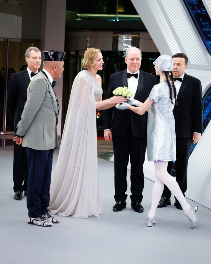 Ο Κριστιάν Λουμπουτέν και το πριγκιπικό ζεύγος του Μονακό στο ασημένιο χαλί