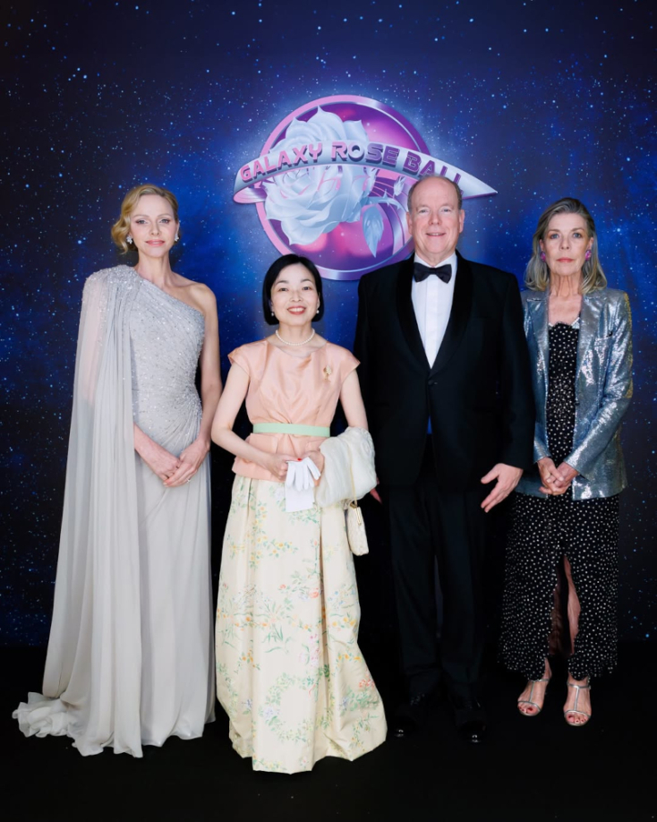 Η Πριγκίπισσα Σαρλίν του Μονακό, η Πριγκίπισσα Ακίκο της Ιαπωνίας, ο πρίγκιπας Αλβέρτος και η Καρολίνα