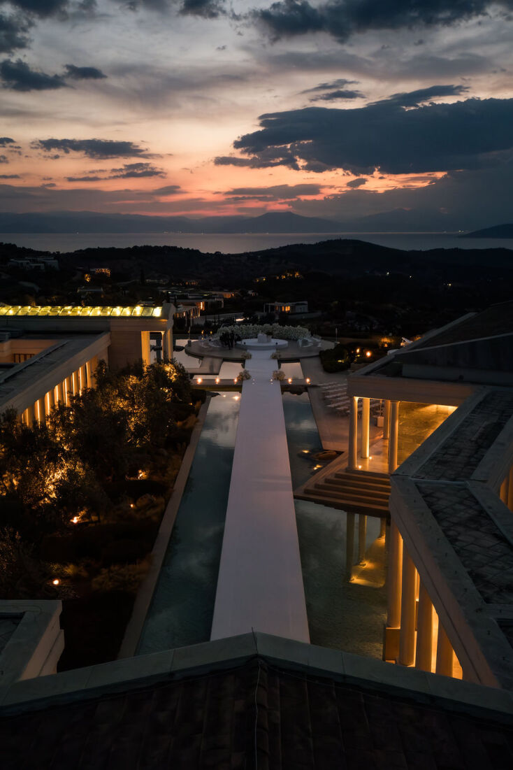 Το φωτισμένο Amanzoe τη νύχτα