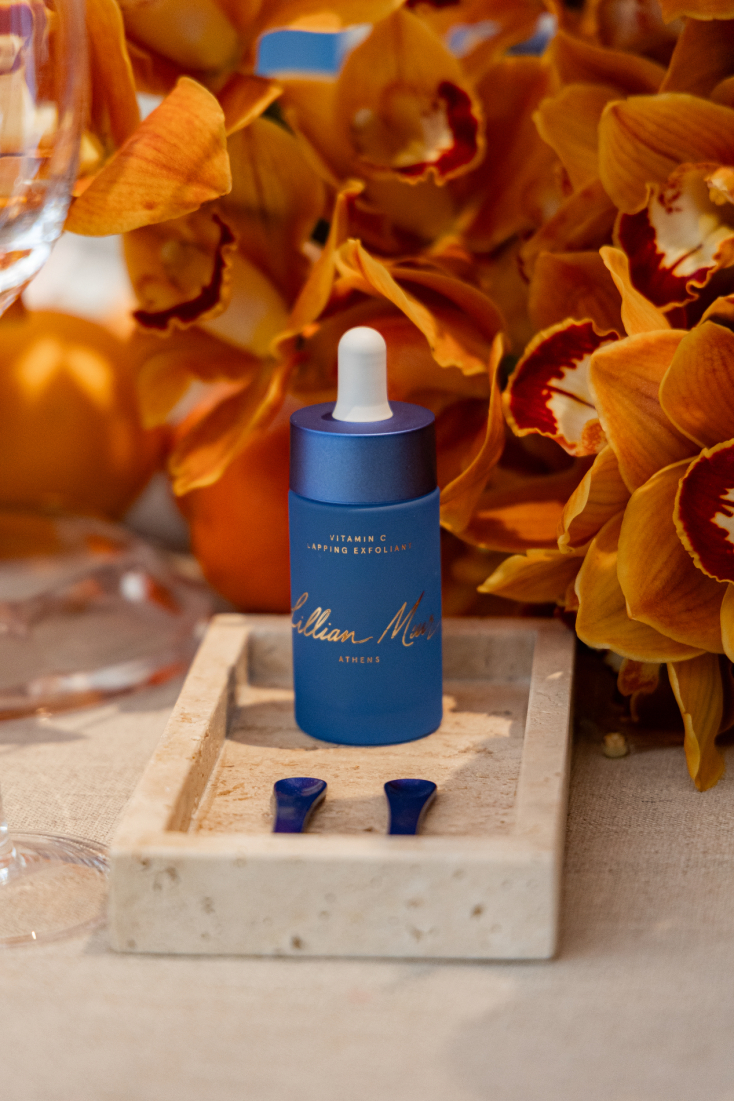 Έκλεισε τα προϊόντα της σε μπλε συσκευασία εμπνευσμένη από την Ελλάδα 