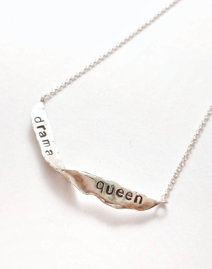 kolimpri11 Κολιέ από ασήμι 925 “drama queen”, χαραγμένο στο χέρι, €93 – €98 (kolimpri11.com)