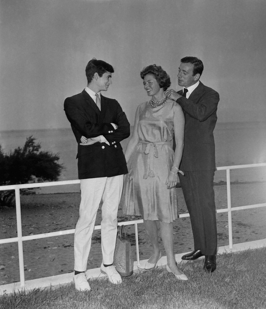 Οι ηθοποιοί Ingrid Bergman, Anthony Perkins (δεξιά), Yves Montand (αριστερά) στις Κάννες για την ταινία «Aimez-vous Brahms?», 1961