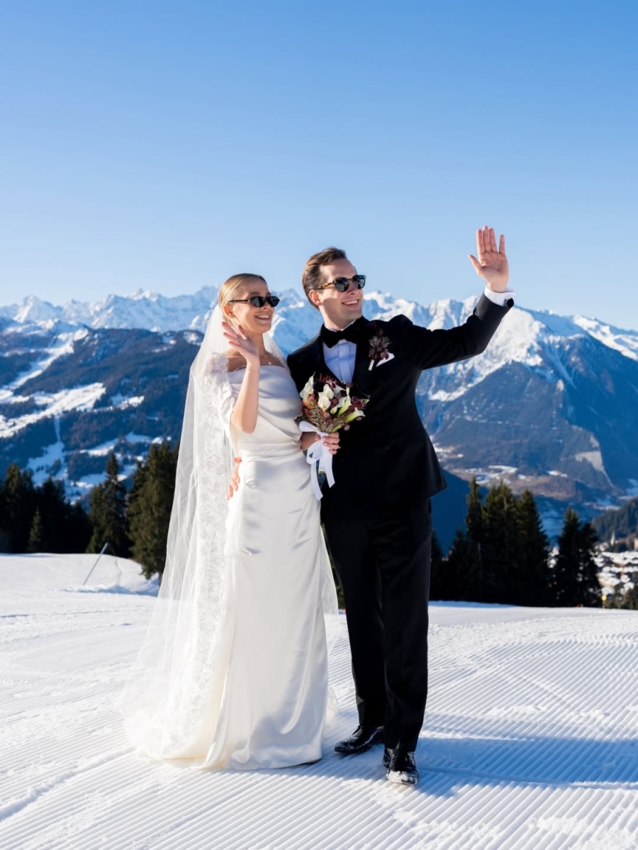 Ski wedding photo