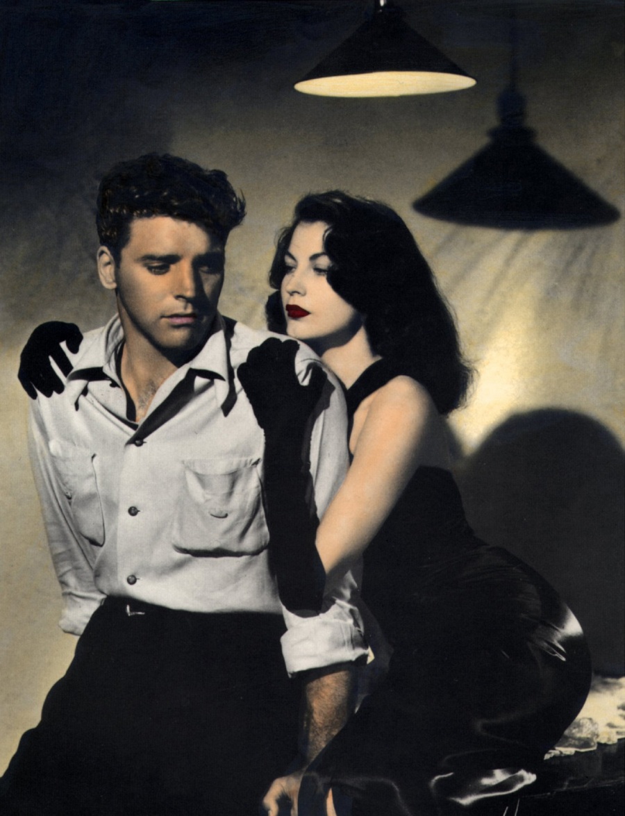 Η Ava Gardner με μεταξωτό μαύρο φόρεμα στην ταινία "The Killers" (1946) ©Getty Images/ United Archives