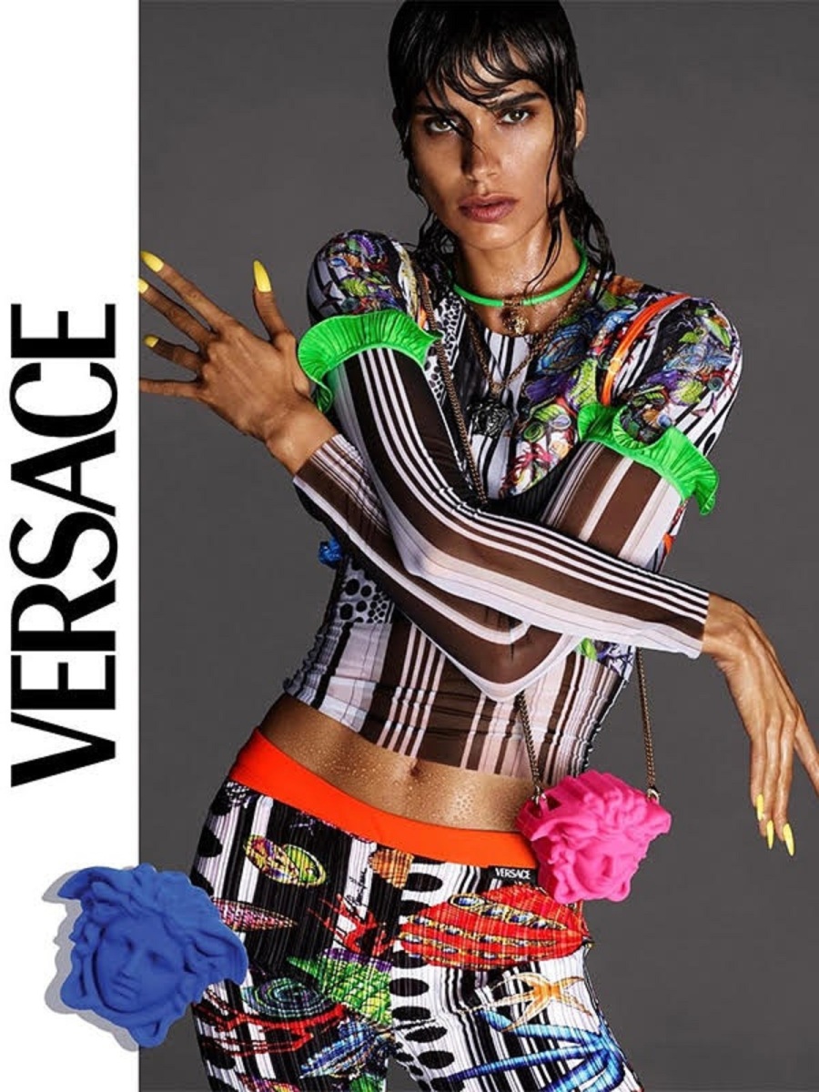 Η Mica Arganaraz για τη Versace © Mert Αlas