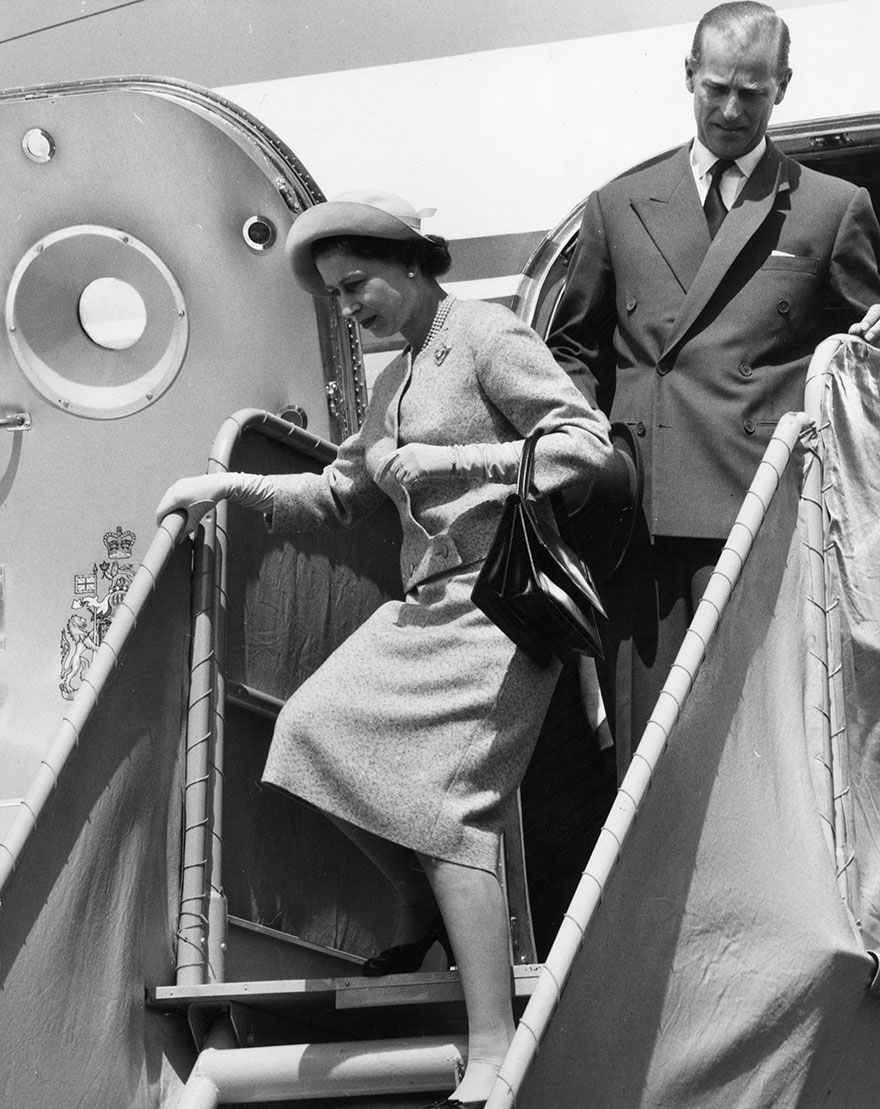 Η βασίλισσα Ελισάβετ και ο πρίγκιπας Φίλιππος αποβιβάζονται από αεροπλάνο