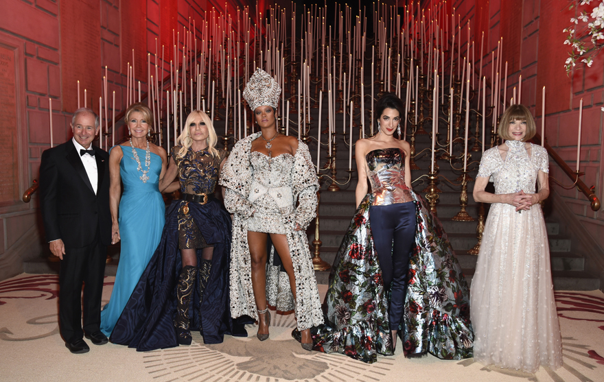 Από αριστερά: Oι Stephen A. Schwarzman, Christine Schwarzman, Donatella Versace, Rihanna, Amal Clooney και Anna Wintour στο Met Gala, 2018. 