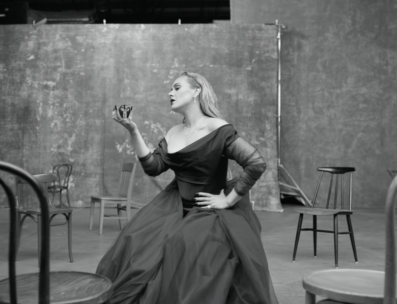 Ασπρόμαυρο στιγμιότυπο με την Adele στο βίντεοκλίπ του τραγουδιού «Oh My God»