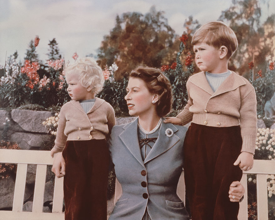Η βασίλισσα Ελισάβετ ΙΙ με τον πρίγκιπα Κάρολο και την πριγκίπισσα Άννα στο Μπαλμόραλ, στα 4α γενέθλια του Κάρολου, 1952.