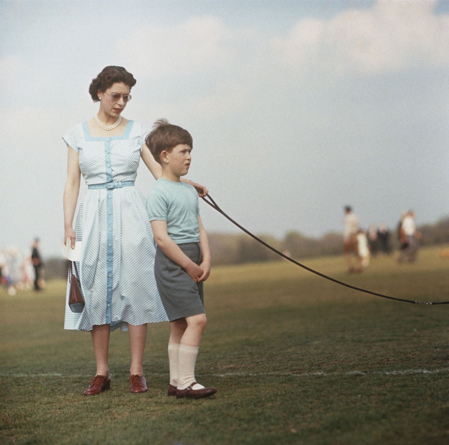 Η βασίλισσα Ελισάβετ με το γιο της πρίγκιπα Κάρολο στο Windsor Great Park, 1956