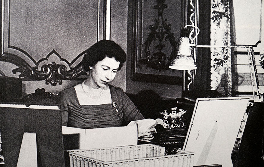 Η βασίλισσα Ελισάβετ ΙΙ διαβάζει καθισμένη στο γραφείο της, 1956