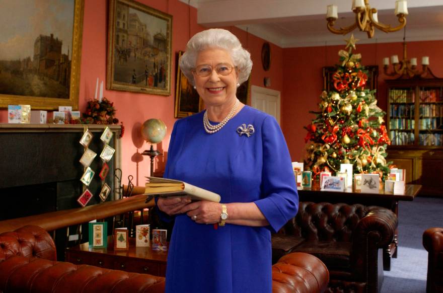 Η βασίλισσα Ελισάβετ II κινηματογραφεί την παραδοσιακή της χριστουγεννιάτικη εκπομπή στην Κοινοπολιτεία από τα Ανάκτορα του Μπάκιγχαμ