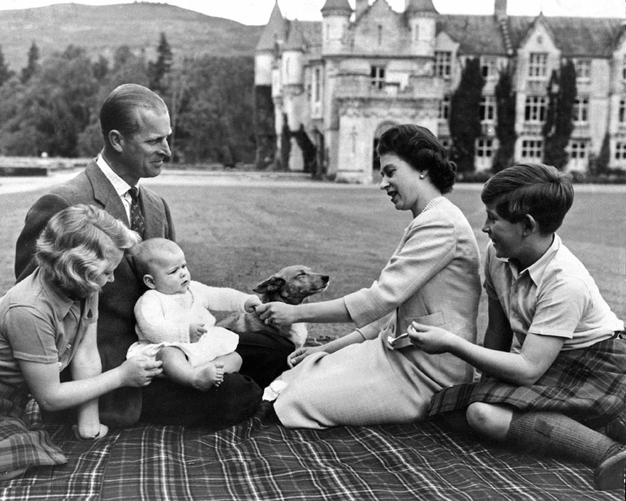 Η Βασίλισσα Ελισάβετ ΙΙ, ο Πρίγκιπας Φίλιππος, η πριγκίπισσα Άννα, ο πρίγκιπας Κάρολος και ο πρίγκιπας Άντριου στα 1α του γενέθλια, Μπαλμόραλ 1960