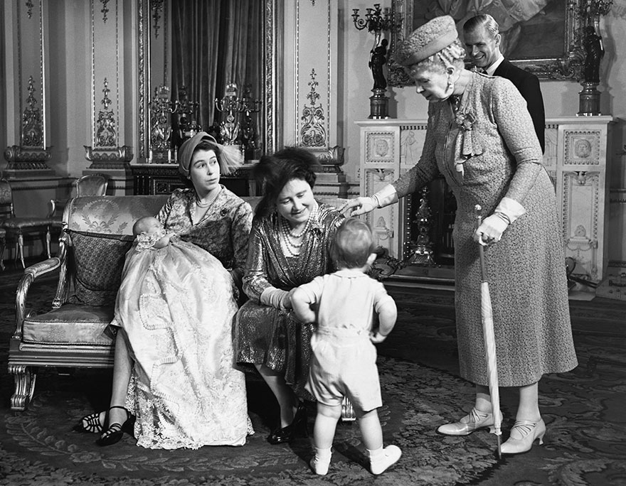 Η πριγκίπισσα Ελισάβετ αγκαλιά με την κόρη της Άννα, η μητέρα της Βασίλισσα Ελισάβετ (σύζυγος του Βασιλιά Γεώργιου VI), ο πρίγκιπας Κάρολος, η βασίλισσα Μαίρη και ο Δούκας Φίλιππος