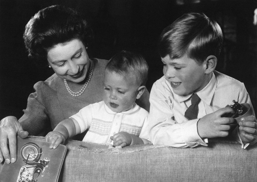 Η βασίλισσα Ελισάβετ ΙΙ με τους γιους της πρίγκιπα Άντριου και πρίγκιπα Έντουαρντ, στο κάστρου Ουίνδσορ, 1965