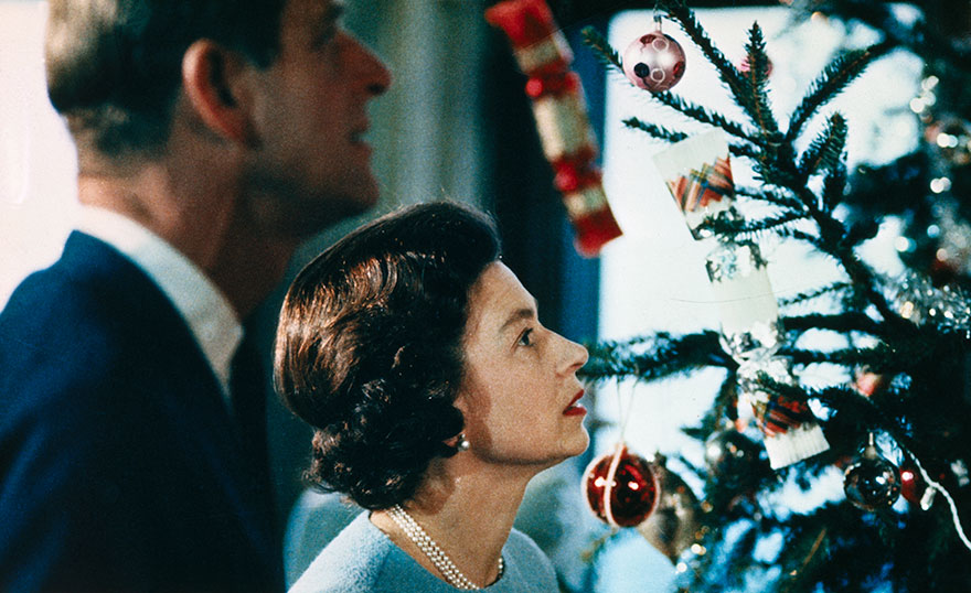 Η βασίλισσα Ελισάβετ και ο πρίγκιπας Φίλιππος δίπλα σε χριστουγεννιάτικο δέντρο