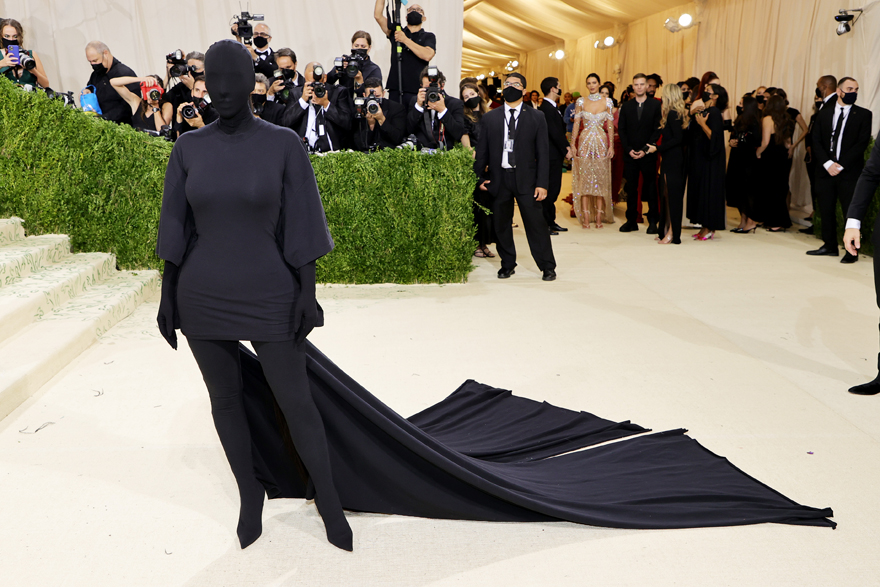 Η Kim Kardashian με ένα ολόσωμο morphsuit Balenciaga, 2021