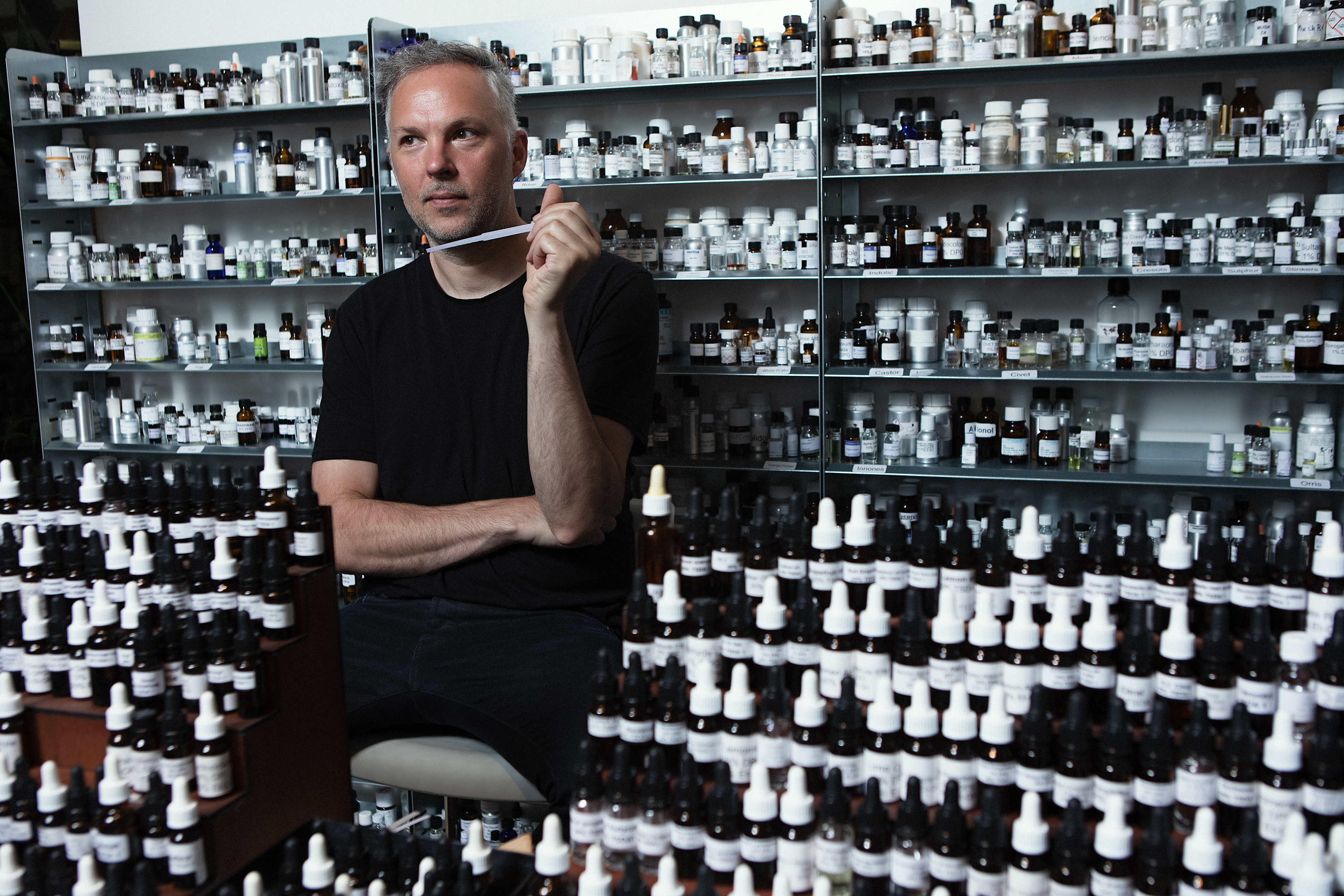 O Σπύρος Δροσόπουλος είναι η μύτη της ολλανδικής εταιρείας αρωμάτων “Baruti parfums”.