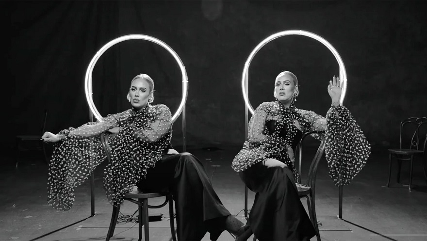 Ασπρόμαυρο στιγμιότυπο με την Adele στο βίντεοκλίπ του τραγουδιού «Oh My God»