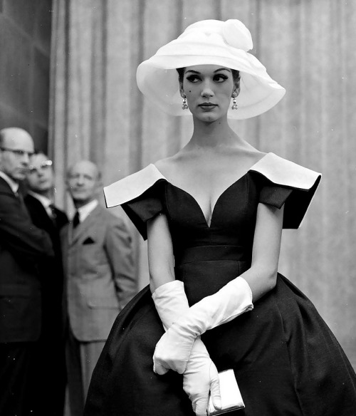 Simone D'Aillencourt με φόρεμα του James Galanos, φωτογραφία Nina Leen, 1959.