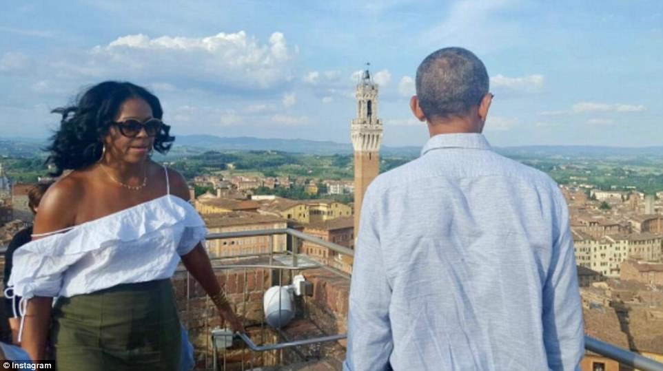 Ο Μισέλ Ομπάμα πιο σέξι από ποτέ κάνει dolce vita με τον Μπαράκ στην Ιταλία (εικόνες)