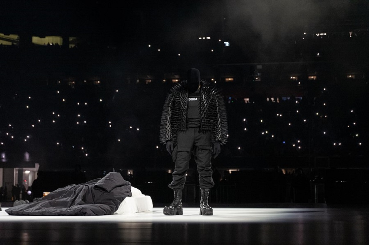 Ο Kanye West ντυμένος με Balenciaga στην παρουσίαση του άλμπουμ του Donda