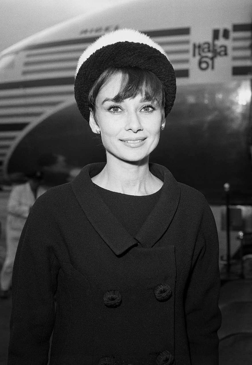 Η Audrey Hepburn με μαύρα ρούχα και δίχρωμο καπελάκι