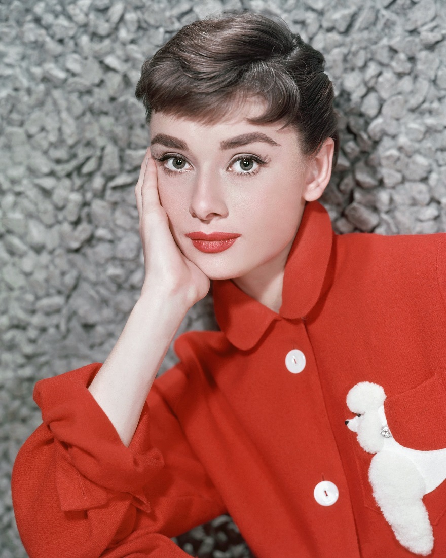 Η Audrey Hepburn με κόκκινο παλτό