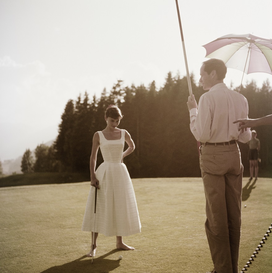 Η Audrey Hepburn με λευκό φόρεμα σε γήπεδο γκολφ