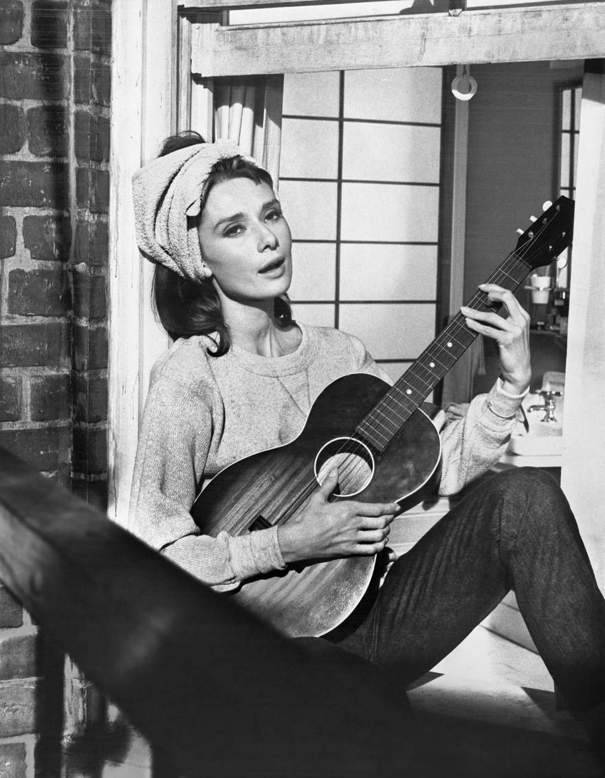 Η Audrey Hepburn παίζοντας κιθάρα