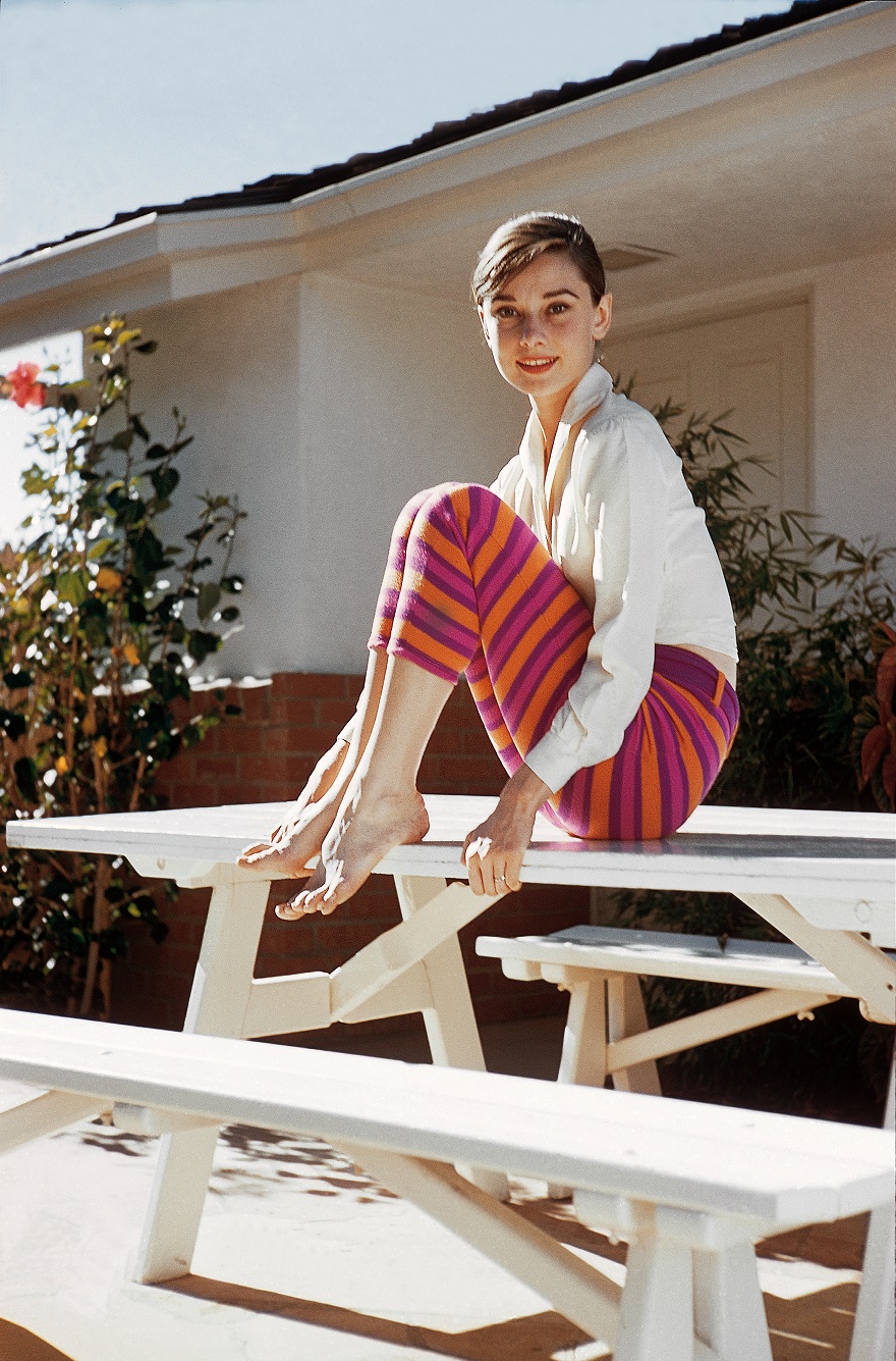 Η Audrey Hepburn με χρωματιστό ριγέ παντελόνι