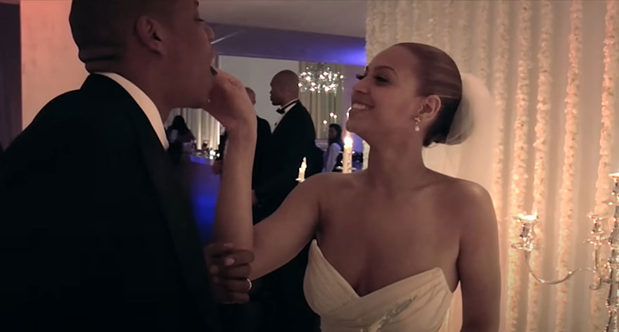 Η Beyonce ταΐζει γαμήλια τούρτα τον JayZ, στο γάμο τους