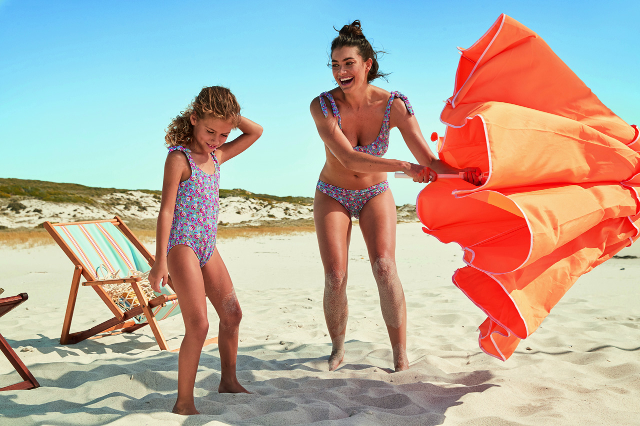 H Calzedonia συμπεριλαμβάνει ακόμη μία φορά στην Beachwear Collection, τα mini-me σχέδια που απευθύνονται σε όλη την οικογένεια