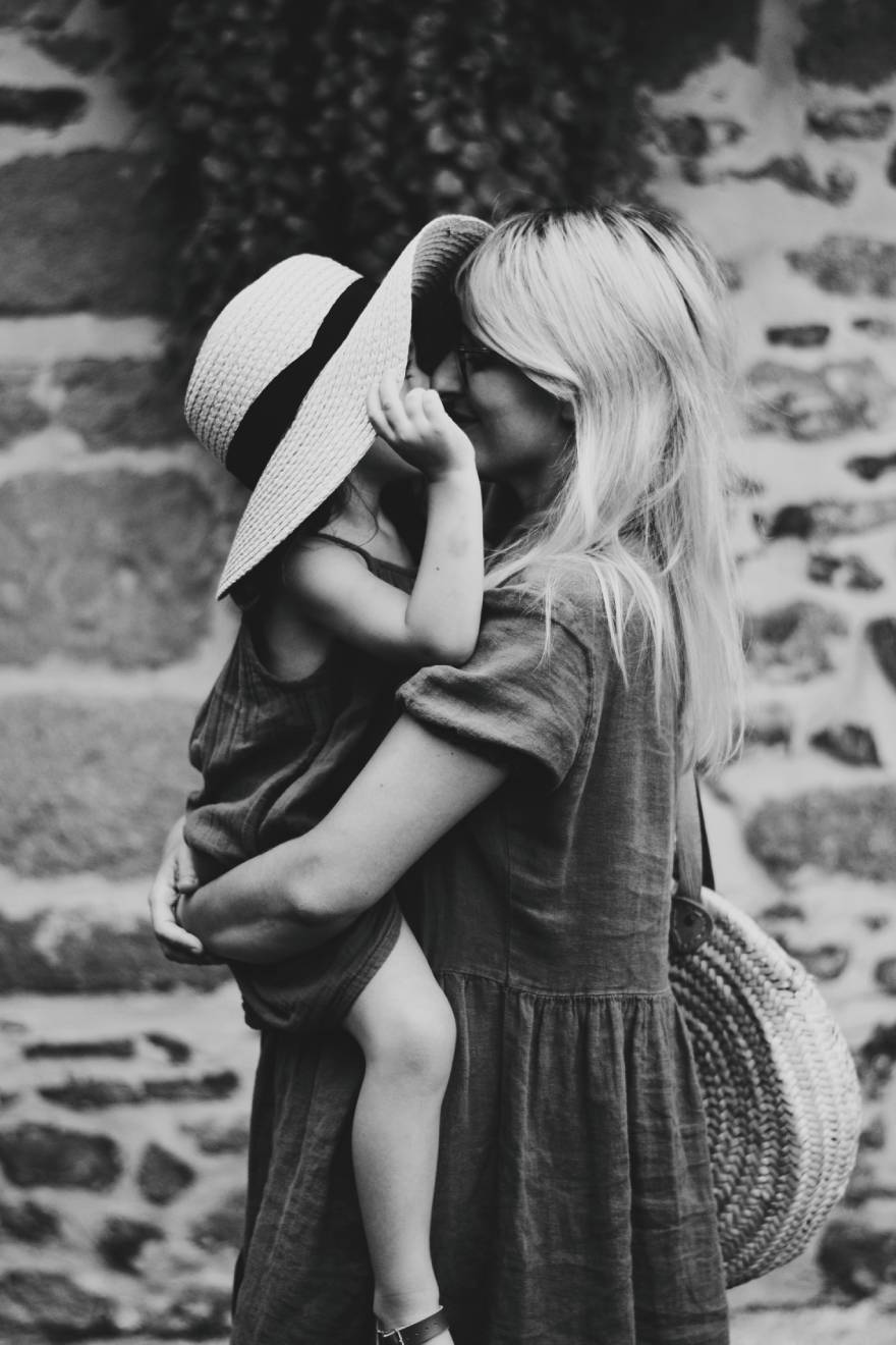 Μια μητέρα κρατάει αγκαλιά το παιδί της