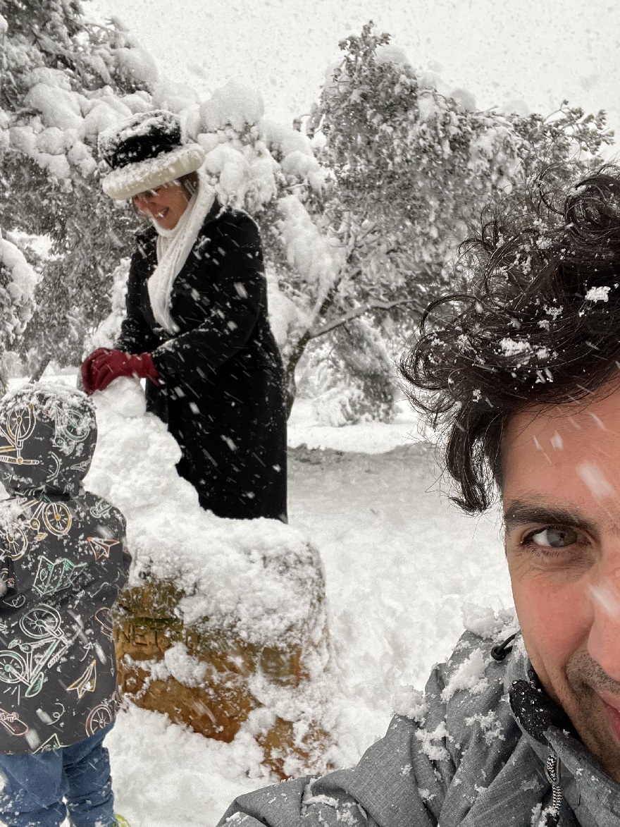Ο Δημήτρης Παπαδόπουλος με τη σύζυγό του και το παιδί τους στα χιόνια