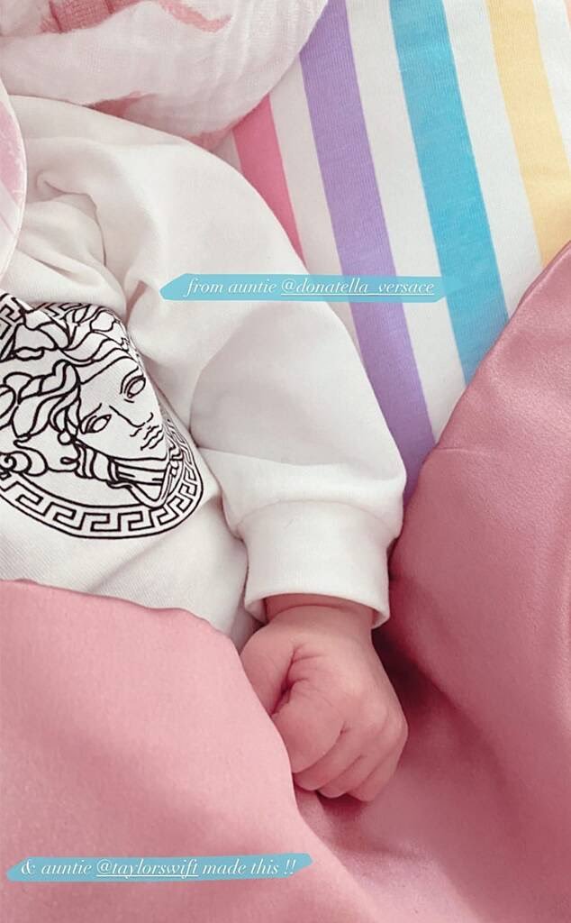 Το μωρό της Gigi Hadid με μπλουζάκι Versace και κουβερτάκι χειροποίητο από την Taylor Swift