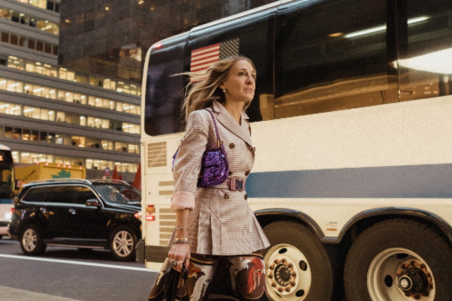 H Sarah Jessica Parker ως Carrie Bradsaw στη σειρά Sex and the City με τσάντα Fendi