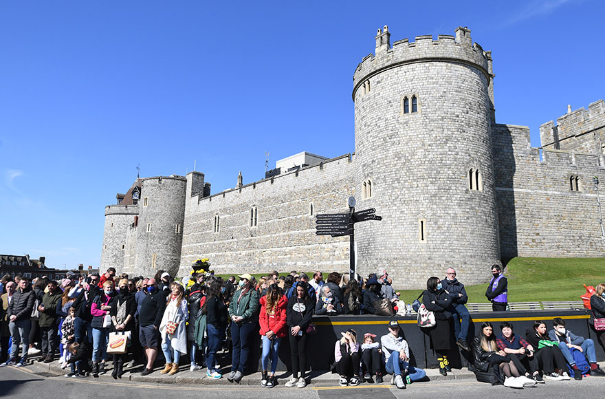Πολίτες έξω από το κάστρο του Ουίνσδορ τηρούν ενός λεπτού σιγή για τον πρίγκιπα Φίλιππο