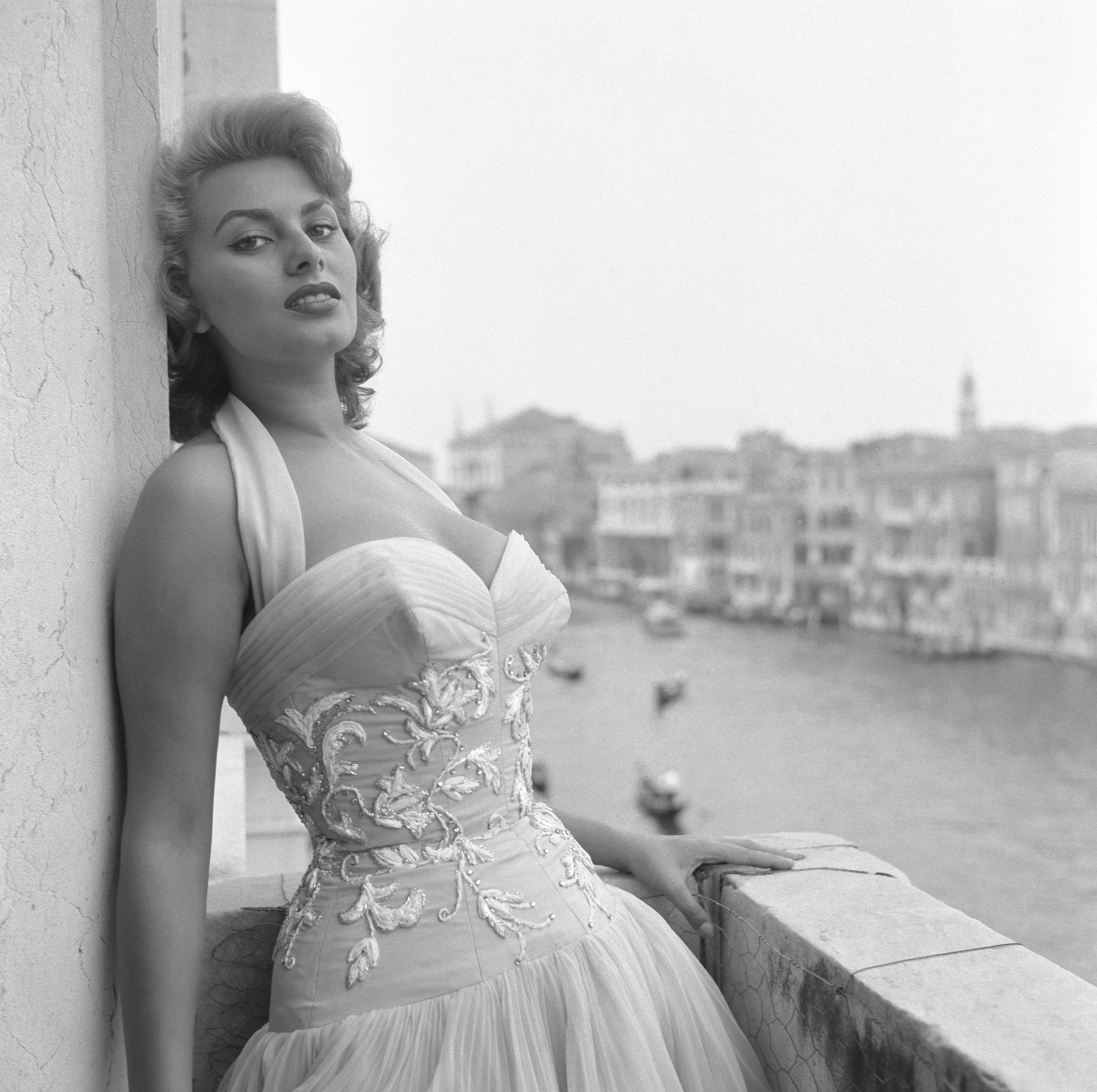 Η ιταλίδα ηθοποιός Sophia Loren στο Canal Grande, Βενετία, 1955 © Getty Images/ Archivio Cameraphoto Epoche
