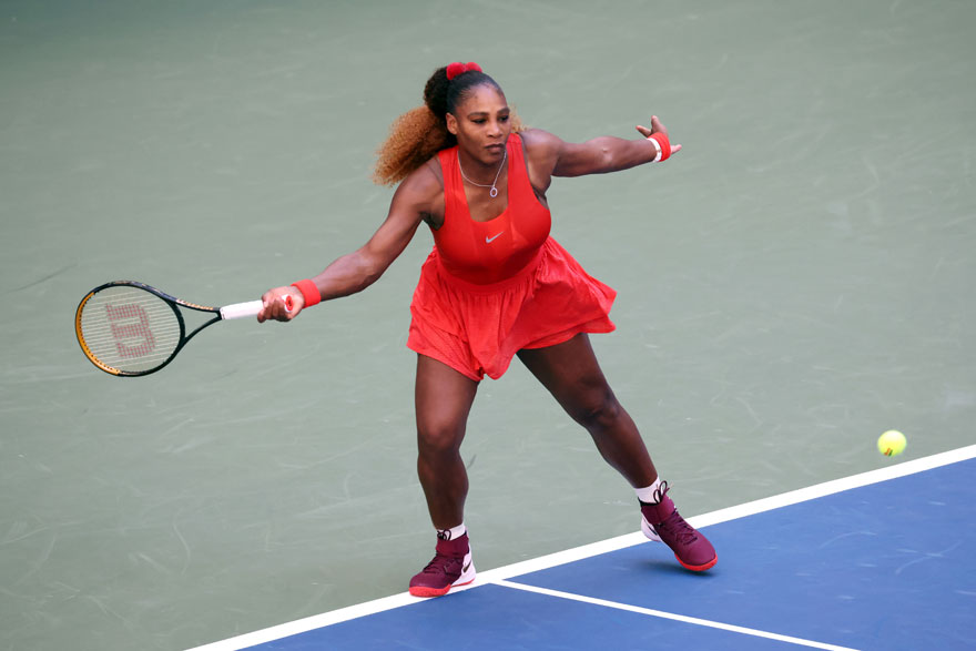 Η τενίστρια Serena Williams με κόκκινο σύνολο στους αγώνες U.S. Open 2020